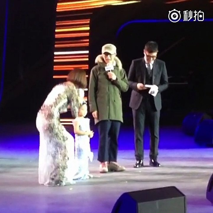 160107 Weibo Awards - Kris Wu receiving an award from Stephen Chow