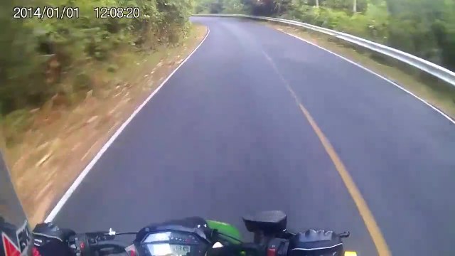 Un motard a une grosse surprise dans un virage en Thaïlande