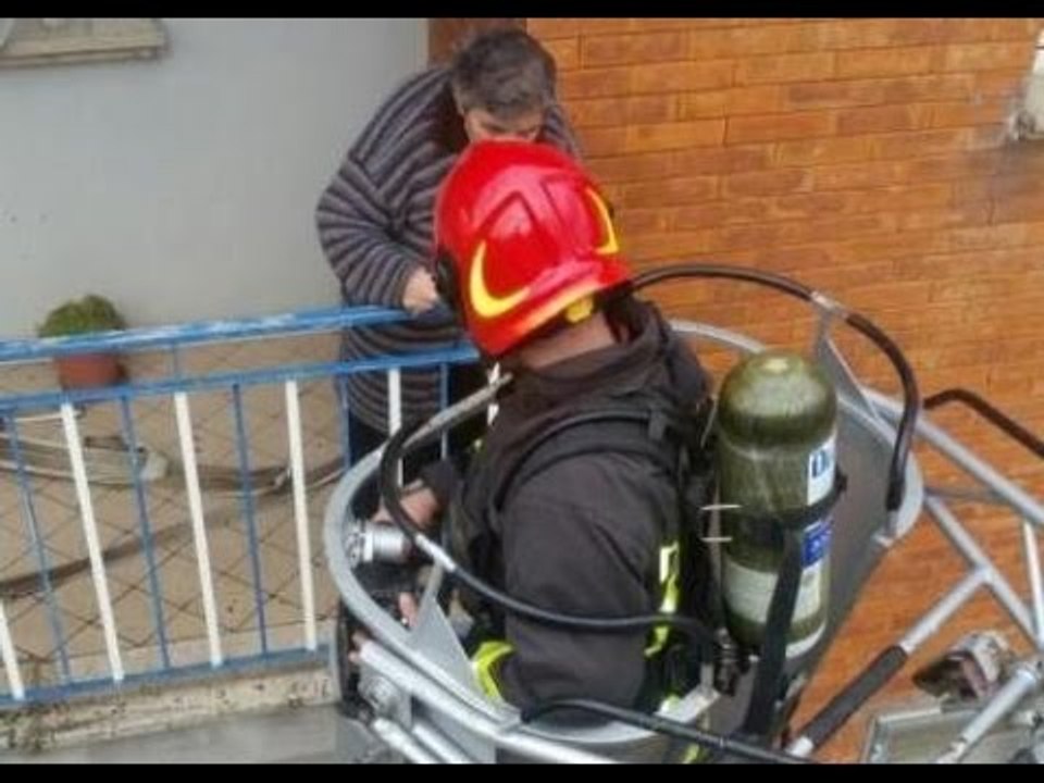 Avellino - In fiamme appartamento: Vigili del Fuoco salvano anziana (07.01.16)