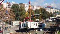 İzmir'de Metro Kazası, 10 Yaralı Ek Devrilen Vagon Kaldırıldı Ek