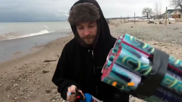 Une chandelle romaine capable de tirer 1001 feux d'artifice en 45 secondes