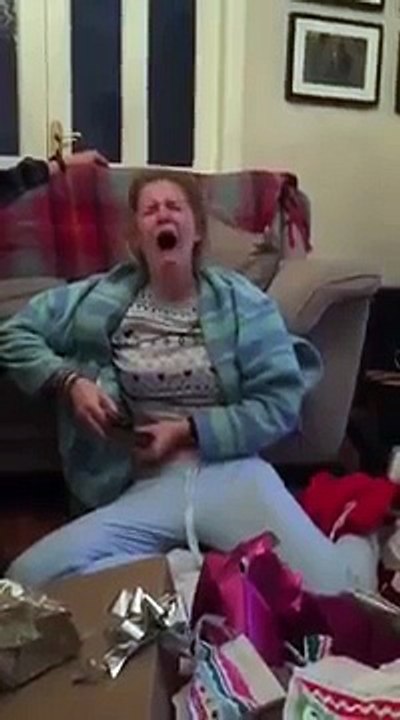 La réaction folle de cette jeune femme qui reçoit des places pour le concert de Justin Bieber