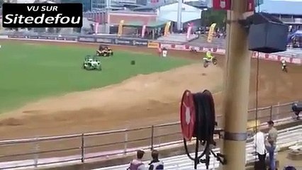 Motocross : Il percute la ligne de final dans une course