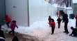 Bataille de boules de neige entre des enfants de réfugiés et un policier en Serbie