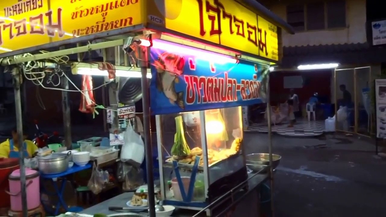 SOI BAUKHAO PATTAYA @ DUSK walking with GEOFF CARTER