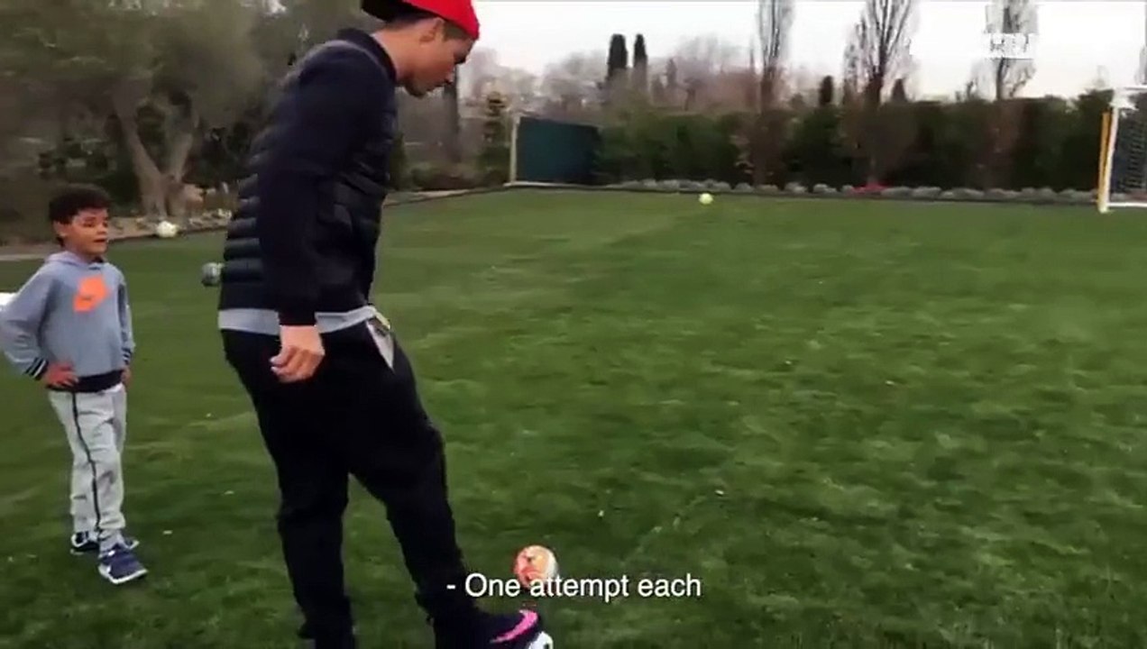 Concours de coups francs entre Cristiano Ronaldo et son fils