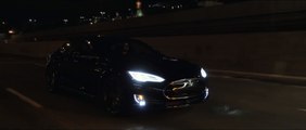 Coche eléctrico Tesla S con piloto automático