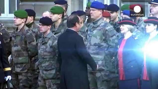 Президент Олланд в годовщину нападений в Париже: Террористическая угроза сохраняется