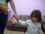 MÃE FINGE BATER NA FILHA MAIS VELHA E IRMÃ DEFENDE - YouTube