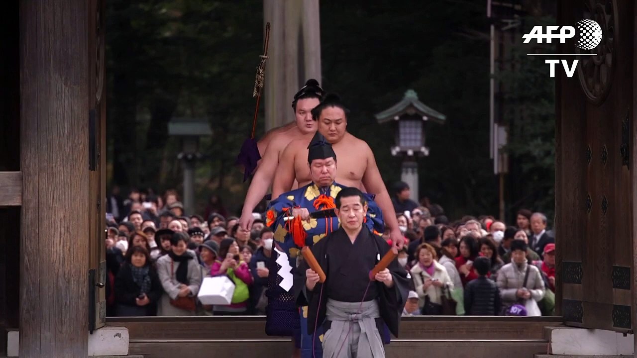 Sumo-Ringer pilgern zu Schrein in Tokio