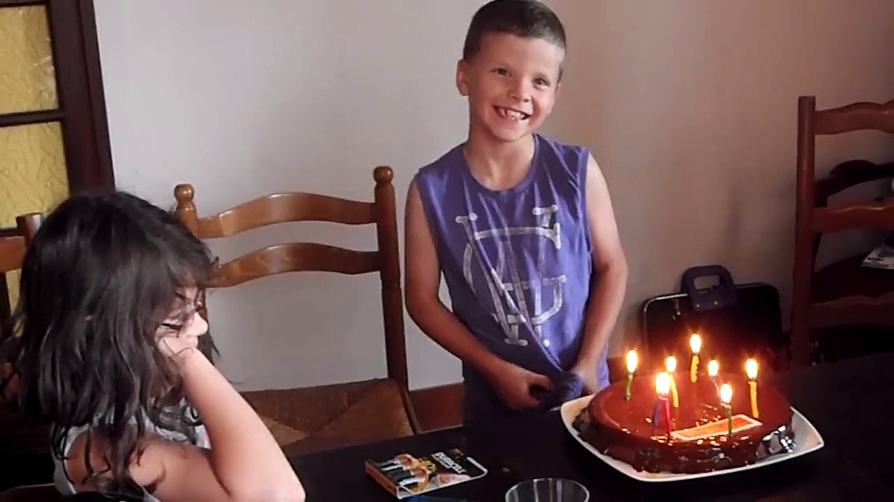 Anniversaire 2015 - Joris souffle ses bougies