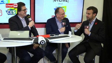 Emmanuel Macron félicite Henri Seydoux sur le plateau de 01Live