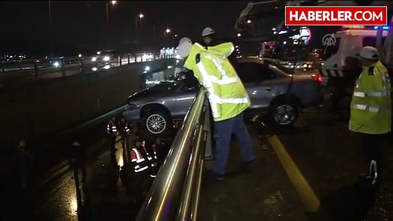 Kaza Yapan Otomobil Köprüde Asılı Kaldı