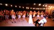 La mariée et les demoiselles d'honneur dansent sur du beyonce lors d'un mariage