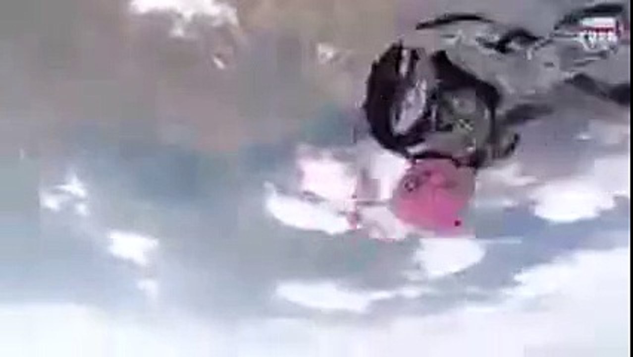 Babasıyla Uçaktan Atlayan Çocuğun Paraşütünü Açmasına Baba'sı Yetişti.
