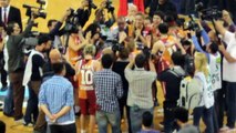 Galatasaray Bayan Basketbol takımı şampiyonluğu kutluyor