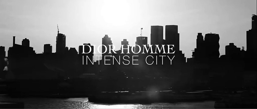 Buzz : Robert Pattin­son tout en sensua­lité dans la dernière pub Dior Homme