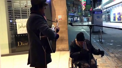 Duo improvisé entre un musicien de rue et un SDF