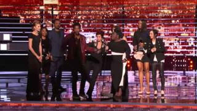 An unwanted guest grabs the mic at People's Choice Awards 2016
