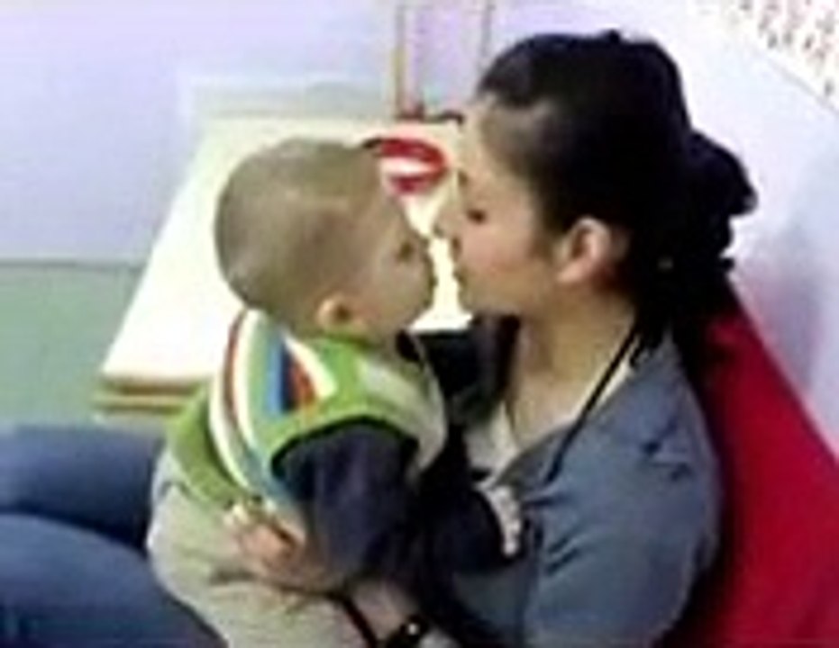 beautiful kid kissing girl - video Dailymotion