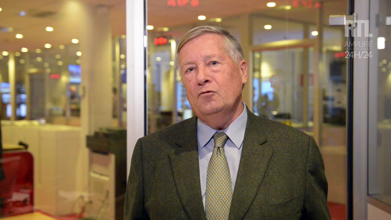 VIDÉO - "François Mitterrand était exceptionnellement opiniâtre", se souvient Alain Duhamel