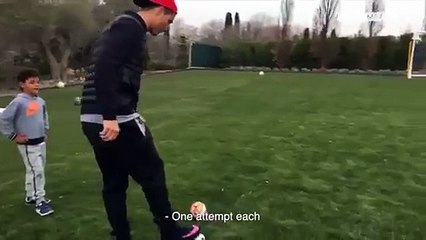 Cristiano Ronaldo et son fils s'entraînent au coup franc!