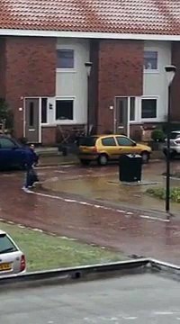 Un gars en galère avec sa poubelle sur le sol verglacé ... Hilarant