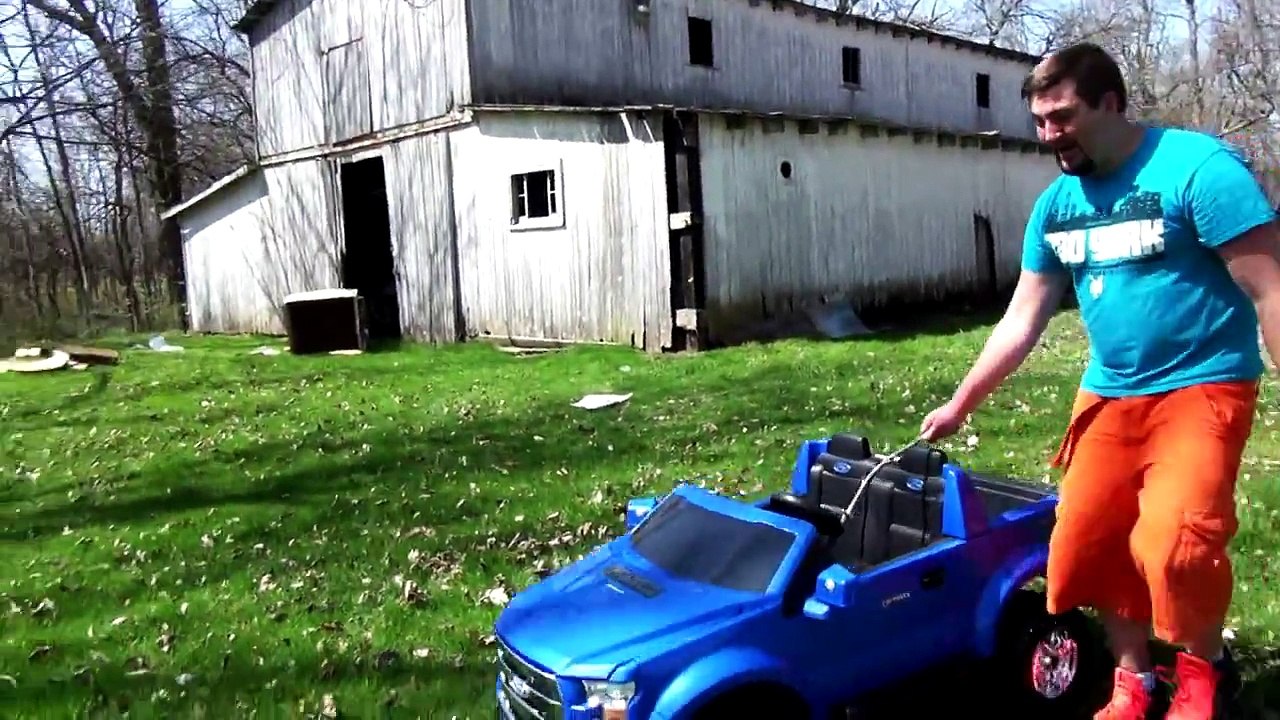 destroying power wheels f 150 , разрушаем машинку