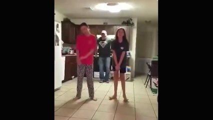 Ce papa s'incruste sur la chorégraphie de ses filles - Whip Nae Nae hilarant