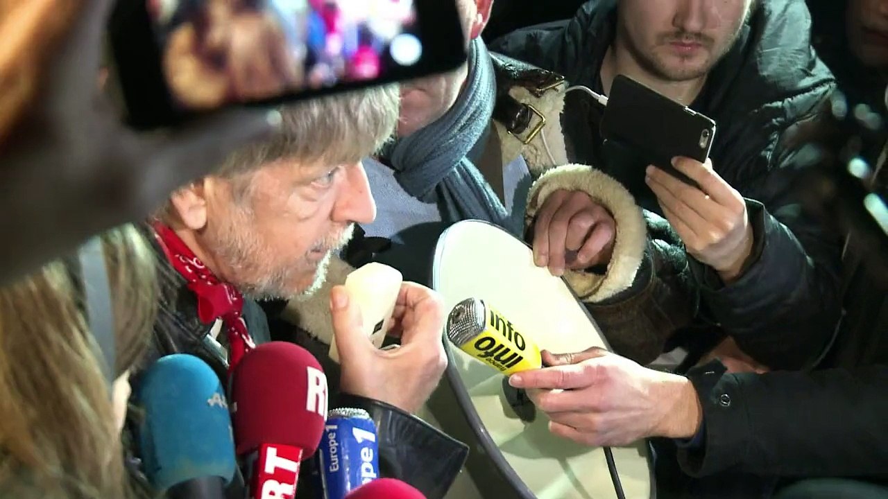 Le chanteur Renaud place de la République: "Même pas peur !"