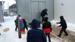 Serbie: une bataille de boules de neige entre un policier et des enfants réfugiés