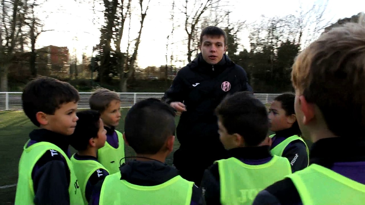 Garçons et filles de l'Académie s'opposent à l'entraînement