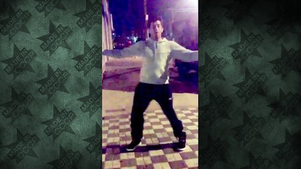 Парень танцует под звуки сигнализации