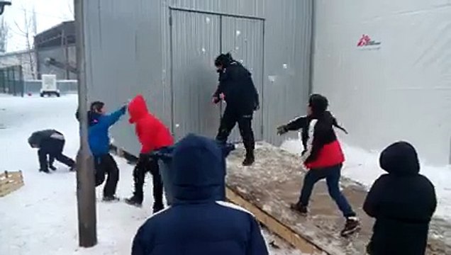 Bataille de boules de neige entre des enfants de réfugiés et un policier en Serbie