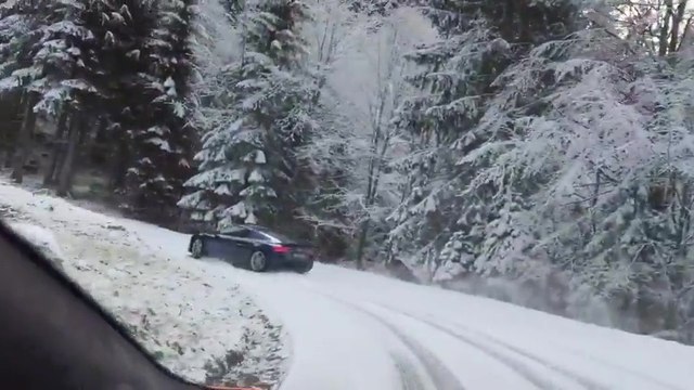 Une Audi R8 drift sur une route de montagne enneigée