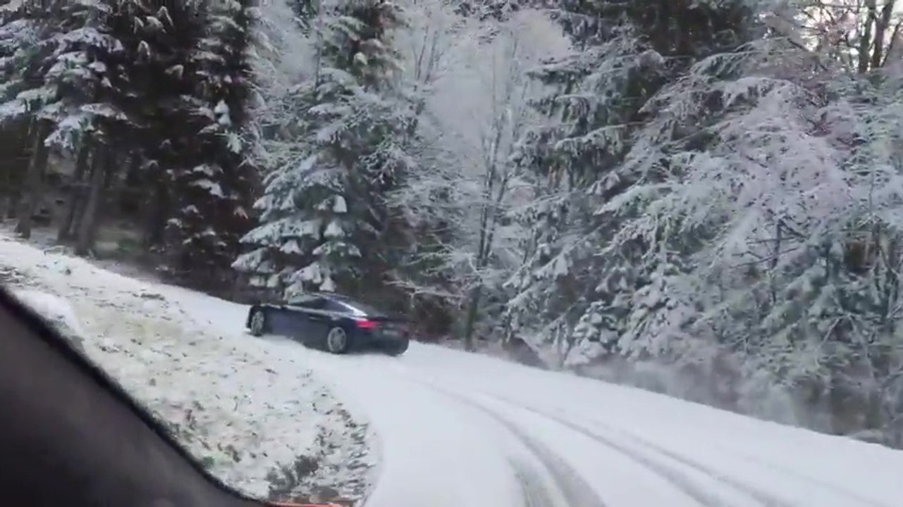 Une Audi R8 drift sur une route de montagne enneigée