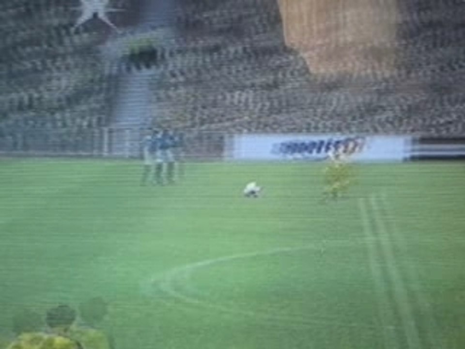 Ronaldinho dribble 2 joueurs et marque un goal des 30 metres