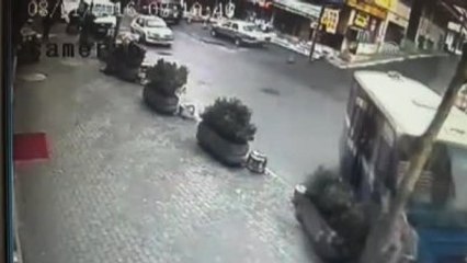 Sarıyer'deki Trafik Kazası Güvenlik Kamerasına Yansıdı