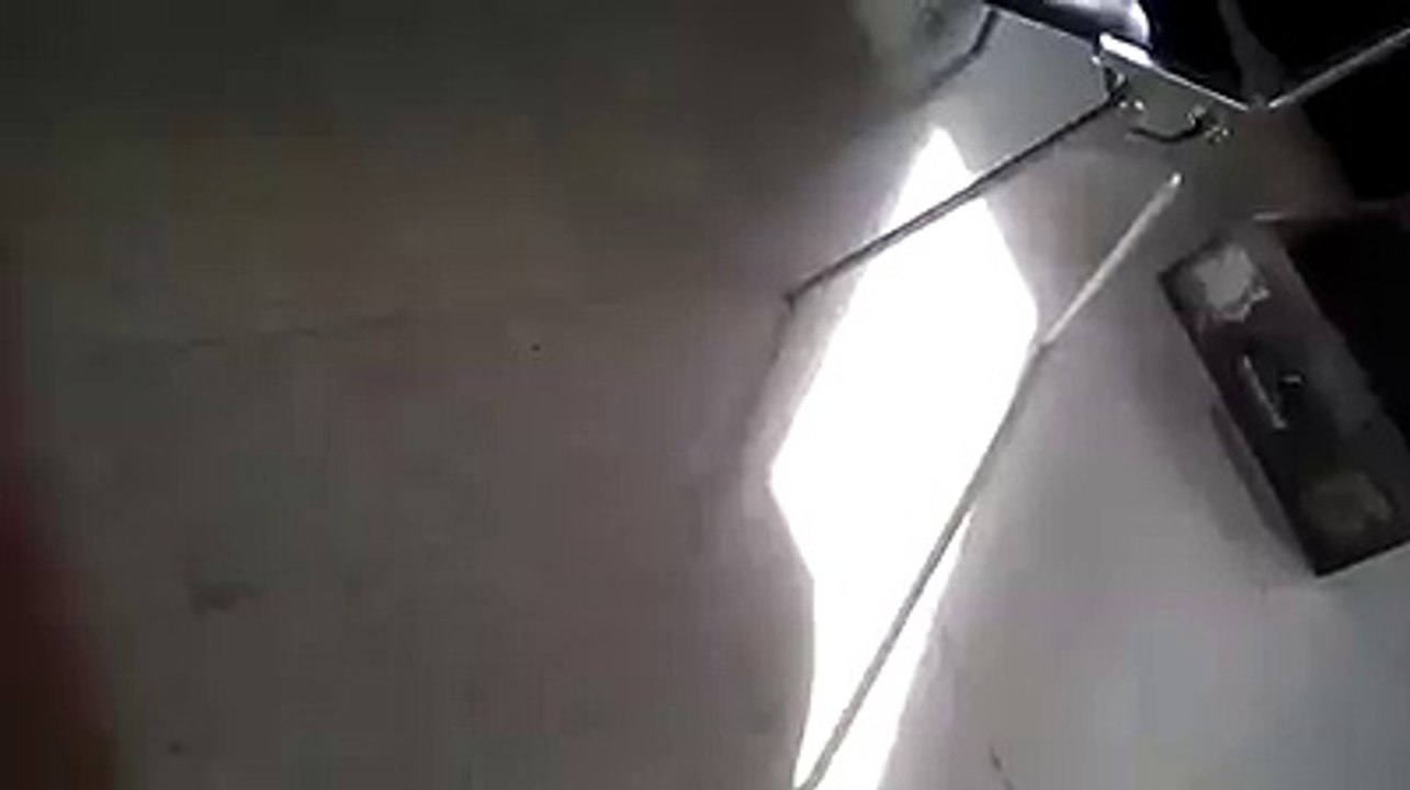 مواطن يصور موظفة تقرأ الجرائد أثناء عملها و تمنع المواطنين من لقاء المدير والله غريبة شوفو مصح رقعتها مالا هم