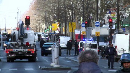 Un assailant présumé tué par la police devant un commissariat