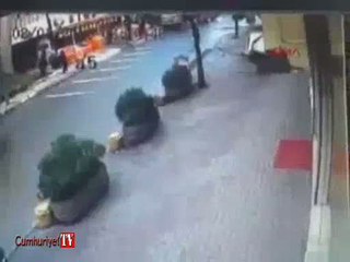 Sarıyer'de minibüs duvara böyle çarptı