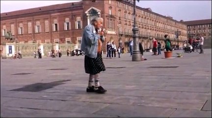 Nonnina ultraottantenne che balla in piazza ascoltando mp3, fantastica!