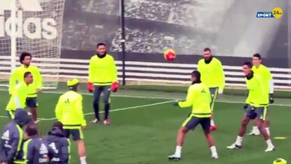 El gol sin ángulo de James Rodríguez con la derecha en el entrenamiento