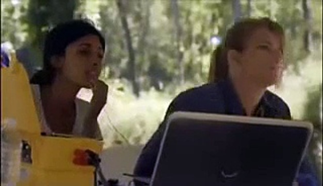 Dev yılan kadın belgeselciyi böyle yuttu!