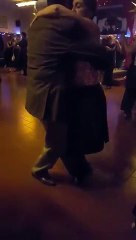 Rita e Pablo ballando in milonga Tango in Abbraccio Chiuso