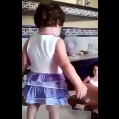 Minik kız kamerayı görünce