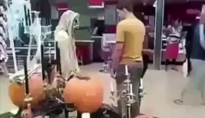 Kendisine şaka yapanlara şaka yapan genç!