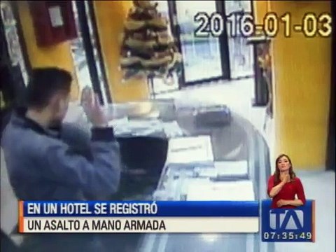 Cámaras de seguridad registran asalto a mano armada en un hotel de Quito