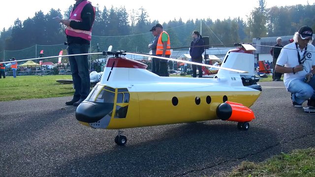 BOEING VERTOL KV 107 II GIGANTIC RC SCALE MODEL TANDEM HELICOPTER FLIGHT / Hausen am Albis