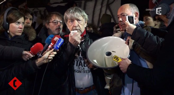 Renaud rend hommage à Charlie Hebdo - ZAPPING TÉLÉ DU 08/01/2016